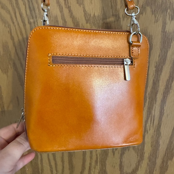 Vera Pelle Crossbody, Sling bag. Long Strap Color: Carmel Soft made in Italy. - Picture 11 of 16